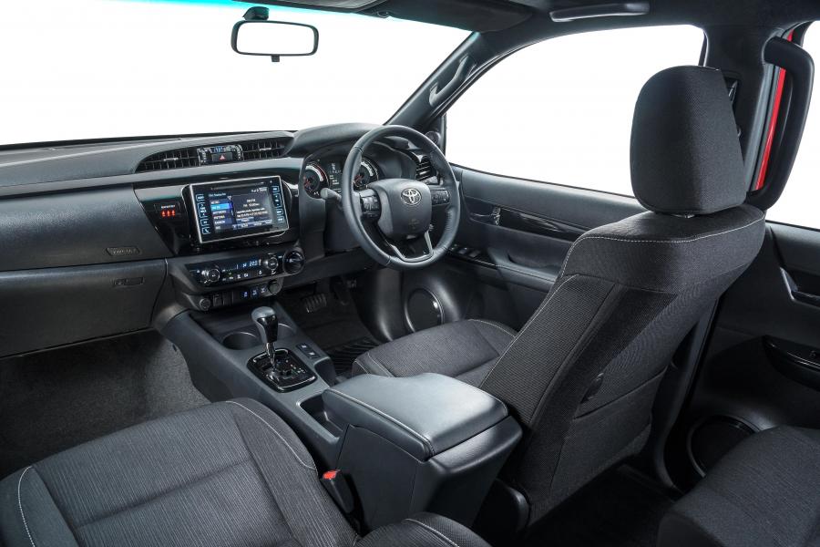 Интерьер Toyota Hilux 4x4 Raider Double Cab 2018 года  (ZA) (фото 22 из 40)